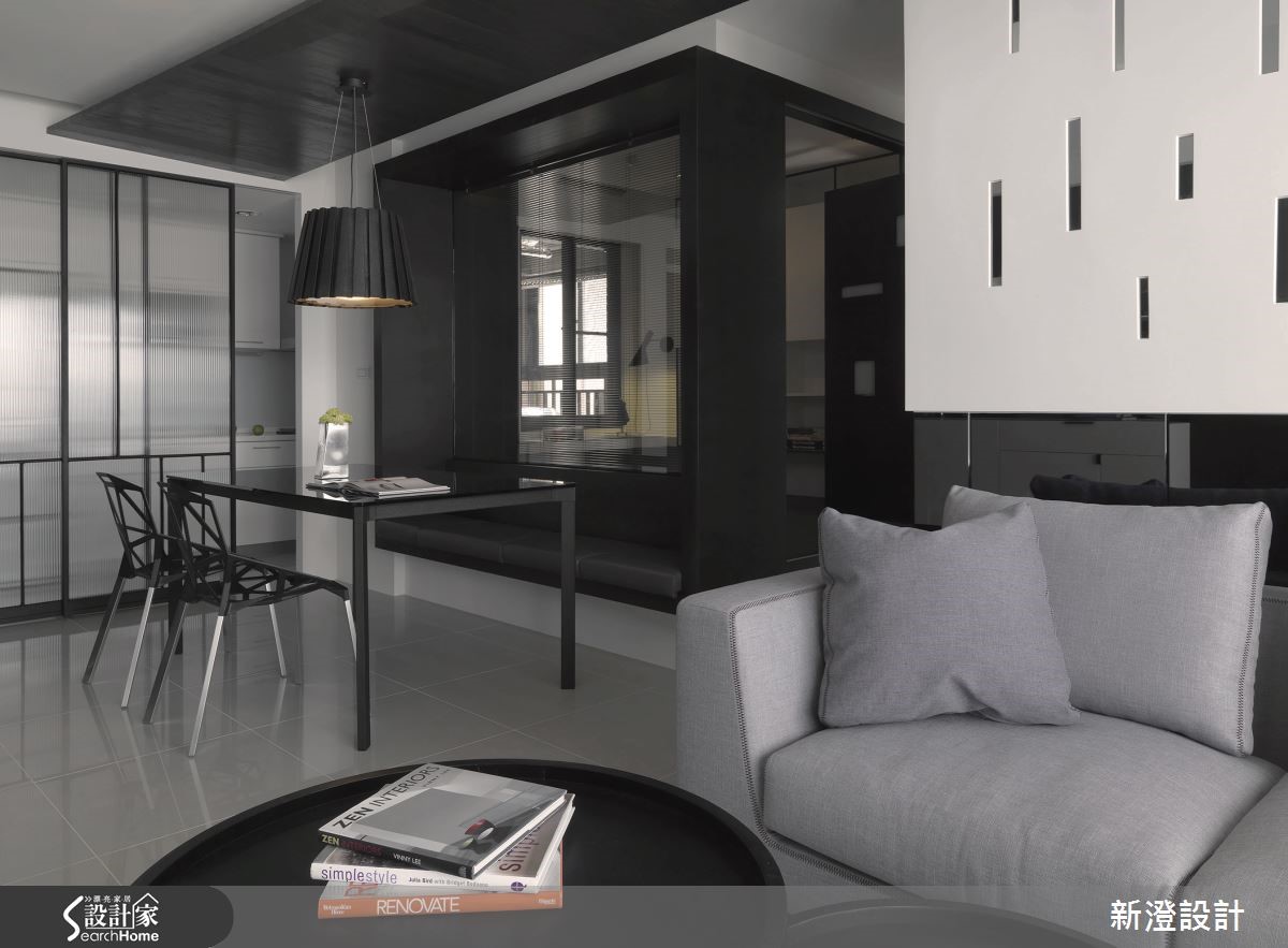 步入位於新竹市香山區的 34 坪居宅，酷黑與純白的強烈